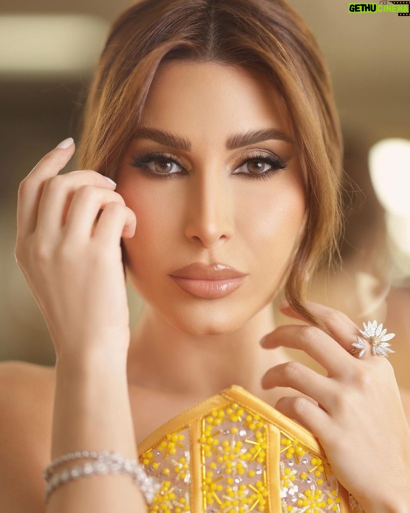 Yara Instagram - Glowing in 🧡 ✨ Dressed by @charbelzoecouture Jewlery: My collection #LoveMeLoveMeNot 🌼 @samrajewellery Makeup: @alberto_makeup Hair: @wassimsteve Contact lenses: My collection “DOVE GRAY” @samacontactlens 👁 Thanks @rashidalsaeed #Yara | #يارا United Arab Emirates