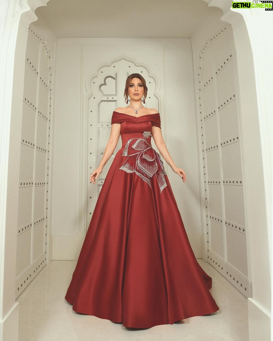 Yara Instagram - اشتقتلكم ❤️✨ رأيكم باللوك 👇😍 Dressed by: @aavvafashion ❣️ Jewelry: @samrajewellery Makeup & Hair: @yehiaandzakariasalon Contact lens: My collection “Lilium Hazel” @samacontactlens 👁 Photographer: @zobiansaadofficiall #Wedding | #Qatar | #Doha #Yara | #يارا Doha, Qatar
