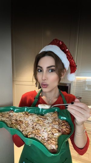 Yara Instagram - وهيك تحضيراتي للعيد 😌 وصفة المهلبية على طريقة الشيف يارا 😍

 إن شاءالله بينعاد عليكم بالخير والصحة والسلام ❤️

#MerryChristmas 🎄❤️

#Yara | #يارا

. . .

#يارا_لوفرز #yaralb_lovers #ChristmasTime #عيد_الميلاد #ChristmasVibes
