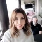 Yara Instagram - رايح وين الليلة عيد والإيدين إيد بأيد 🎄 #ميلاد_مجيد يحمل معه السلام لكل الدني ❤️🙏🏻 #لعنا_جاي_العيد‬⁩ | #ألبوم_كستنا #Yara | #يارا Lebanon
