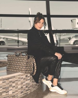 Yara Instagram - #هلا_مرحب من السعودية 🇸🇦

كتير سعيدة بتواجدي في هذا الحدث الفني العظيم.

كيف تحضيراتكم ل  #ليلة_صوت_الأرض؟ 💚

Stylist: @slimi7 
Coat: @maisonbmore 
Bag: @maisonvalentino 
Photographer: @zobiansaadofficiall 
Hairstyle: @fadiaelmendelek_dubai 
Jewelry: My Collection #LoveMeLoveMeNot with @samrajewellery 

#Yara | #يارا

. . .

#ذكريات_طلال_مداح #السعوديه #المملكة_العربية_السعودية #الرياض #SaudiArabia #Riyadh