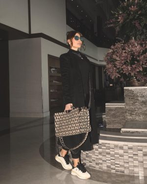 Yara Instagram - #هلا_مرحب من السعودية 🇸🇦

كتير سعيدة بتواجدي في هذا الحدث الفني العظيم.

كيف تحضيراتكم ل  #ليلة_صوت_الأرض؟ 💚

Stylist: @slimi7 
Coat: @maisonbmore 
Bag: @maisonvalentino 
Photographer: @zobiansaadofficiall 
Hairstyle: @fadiaelmendelek_dubai 
Jewelry: My Collection #LoveMeLoveMeNot with @samrajewellery 

#Yara | #يارا

. . .

#ذكريات_طلال_مداح #السعوديه #المملكة_العربية_السعودية #الرياض #SaudiArabia #Riyadh