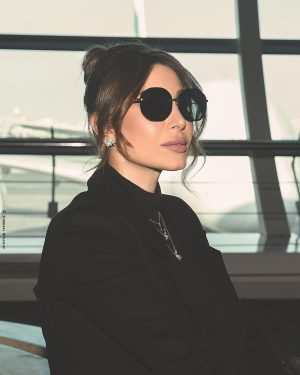 Yara Instagram - #هلا_مرحب من السعودية 🇸🇦

كتير سعيدة بتواجدي في هذا الحدث الفني العظيم.

كيف تحضيراتكم ل  #ليلة_صوت_الأرض؟ 💚

Stylist: @slimi7 
Coat: @maisonbmore 
Bag: @maisonvalentino 
Photographer: @zobiansaadofficiall 
Hairstyle: @fadiaelmendelek_dubai 
Jewelry: My Collection #LoveMeLoveMeNot with @samrajewellery 

#Yara | #يارا

. . .

#ذكريات_طلال_مداح #السعوديه #المملكة_العربية_السعودية #الرياض #SaudiArabia #Riyadh