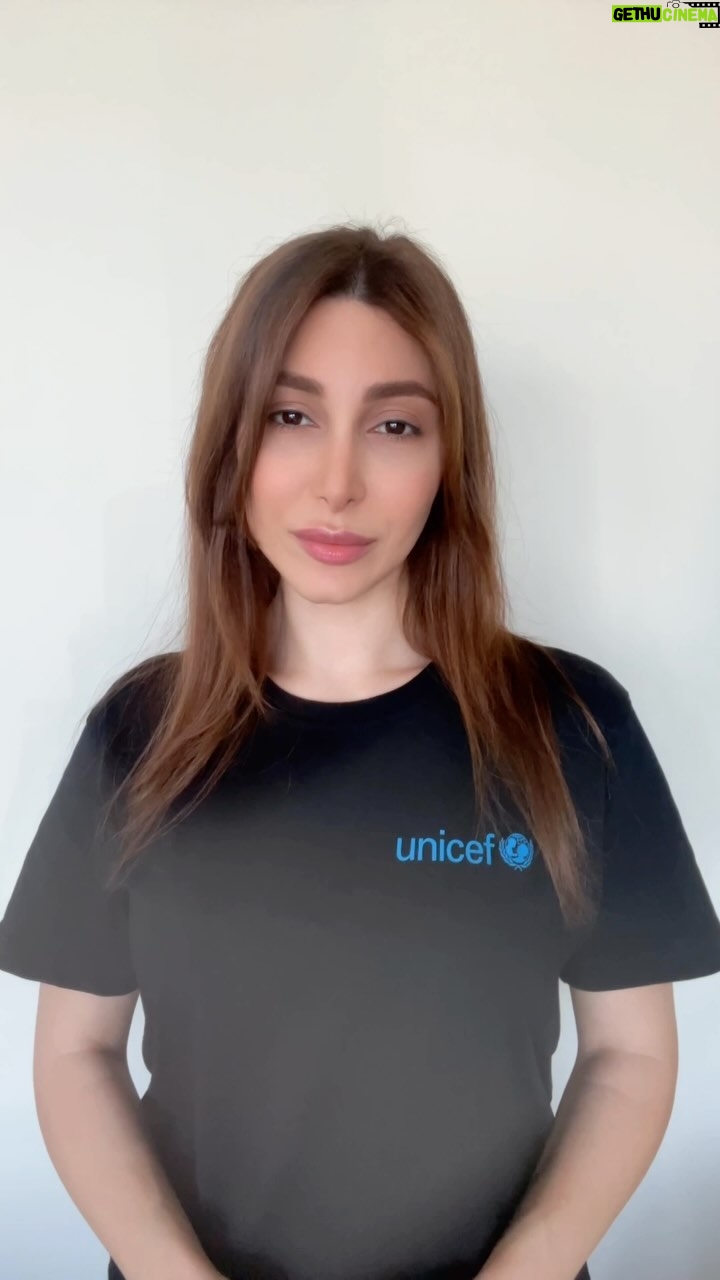 Yara Instagram - الأطفال هني الأمل والحلم والحب … وباليوم العالمي للطفل، وكرمال احلامن الحلوة خلونا كلنا نبذل جهودنا لتعزيز حقوق الطفولة ونشر السلام لينمو الأطفال في بيئة آمنة ومحبة كلها امن وامان 🤍🙏🏻 #اليوم_العالمي_للطفل | #بدنا_نعيش | #WorldChildrensDay #يارا_سفيرة_اليونيسف | #YaraAmbassador @unicef_mena | @unicefgulf #Yara | #يارا Lebanon