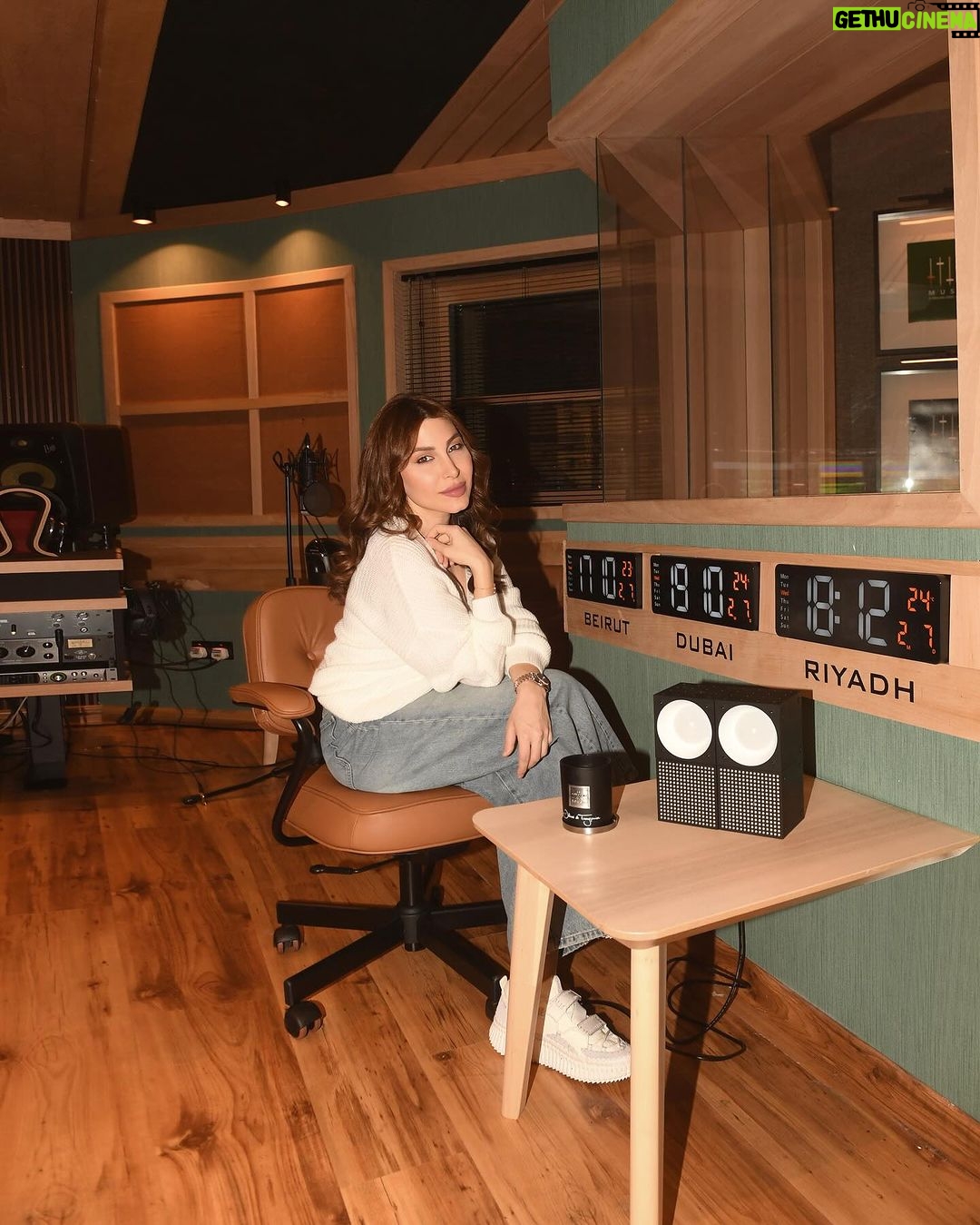 Yara Instagram - . سعيدة جداً إنّي انتهيت من تسجيل ألبومي اللبناني والمصري القادم في الأستديو الجديد الخاص فيني اللي أخد فترة طويله ليصير جاهز للتسجيل… واكيد متل كلّ مرة إنتاج شركتي #TMusic وتوزيع شركة #وتري…انتظرونا بعد شهر رمضان ان شاءالله وانتظروا مفاجآة جديده وقوية رح تصدر من هالمكان ❤️🎶 شو رأيكم بالأستديو الجديد؟ حبيتوا الألوان😍؟! #NewAlbum | #StayTuned @tmusic_production | @watarydigital #Yara | #يارا United Arab Emirates