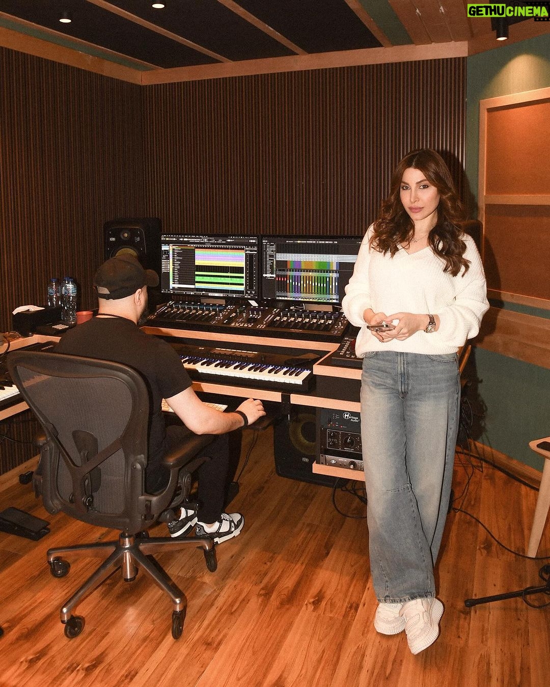 Yara Instagram - . سعيدة جداً إنّي انتهيت من تسجيل ألبومي اللبناني والمصري القادم في الأستديو الجديد الخاص فيني اللي أخد فترة طويله ليصير جاهز للتسجيل… واكيد متل كلّ مرة إنتاج شركتي #TMusic وتوزيع شركة #وتري…انتظرونا بعد شهر رمضان ان شاءالله وانتظروا مفاجآة جديده وقوية رح تصدر من هالمكان ❤️🎶 شو رأيكم بالأستديو الجديد؟ حبيتوا الألوان😍؟! #NewAlbum | #StayTuned @tmusic_production | @watarydigital #Yara | #يارا United Arab Emirates