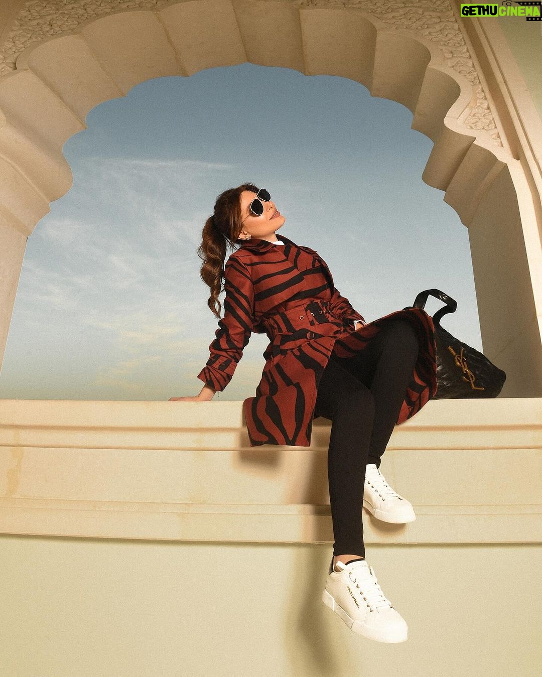 Yara Instagram - Lost in #Qatar 🇶🇦🤍 Styled by: @slimi7 @roberto_cavalli @maisonbmore ❤️ Jewlery: My collection #LoveMeLoveMeNot 🌼 @samrajewellery Hair: @wassimsteve Photographer: @zobiansaadofficiall #Yara | #يارا