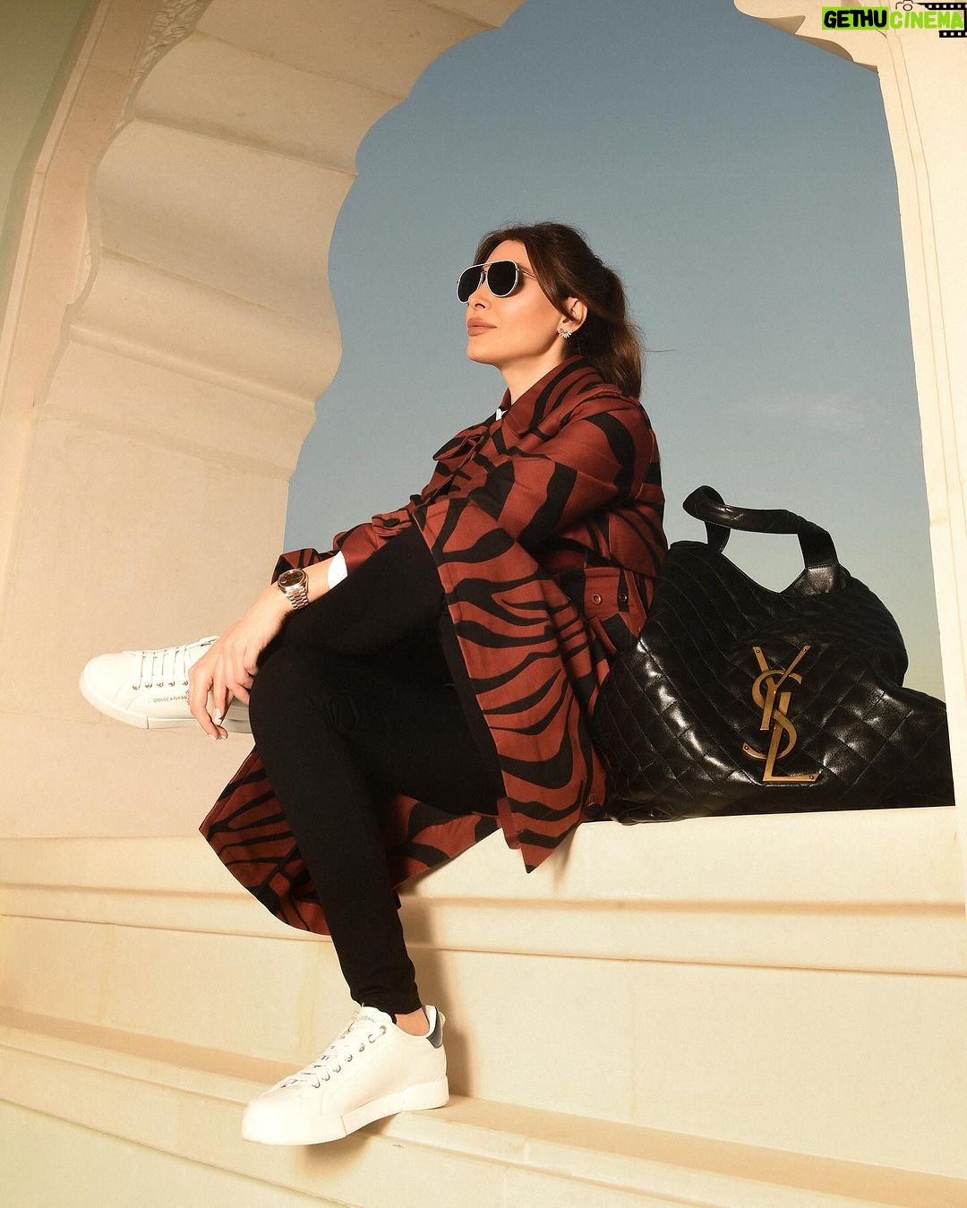 Yara Instagram - Lost in #Qatar 🇶🇦🤍 Styled by: @slimi7 @roberto_cavalli @maisonbmore ❤️ Jewlery: My collection #LoveMeLoveMeNot 🌼 @samrajewellery Hair: @wassimsteve Photographer: @zobiansaadofficiall #Yara | #يارا