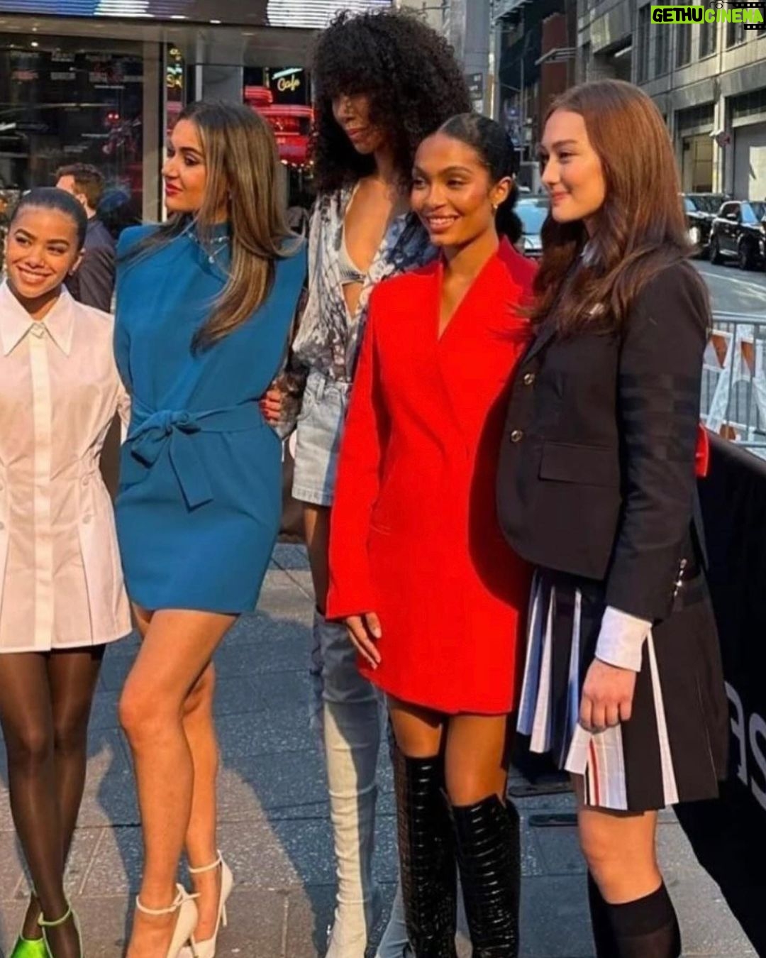 Yara Shahidi Instagram - This past Wednesday I had the honor of joining @culturehousemedia and @teenvogue for an unforgettable opening bell ceremony honoring women and girls globally for #internationaldayofthegirl. Let the rights and futures of girls everywhere RINGπ«ππ #nasdaq
