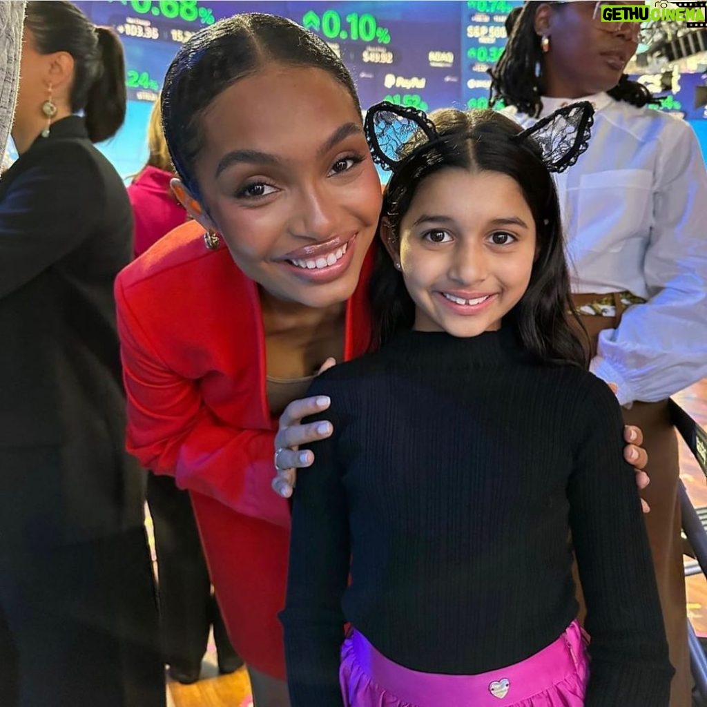 Yara Shahidi Instagram - This past Wednesday I had the honor of joining @culturehousemedia and @teenvogue for an unforgettable opening bell ceremony honoring women and girls globally for #internationaldayofthegirl. Let the rights and futures of girls everywhere RING💫🔔🌍 #nasdaq