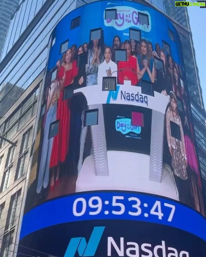 Yara Shahidi Instagram - This past Wednesday I had the honor of joining @culturehousemedia and @teenvogue for an unforgettable opening bell ceremony honoring women and girls globally for #internationaldayofthegirl. Let the rights and futures of girls everywhere RING💫🔔🌍 #nasdaq