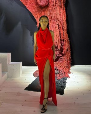 Yara Shahidi Instagram - Bittersweet Goodbye @alexandermcqueen 🥀 I’m grateful to have witnessed (and worn) Sarah Burton’s magic on the McQueen runway … until her next adventure XO #SarahBurton