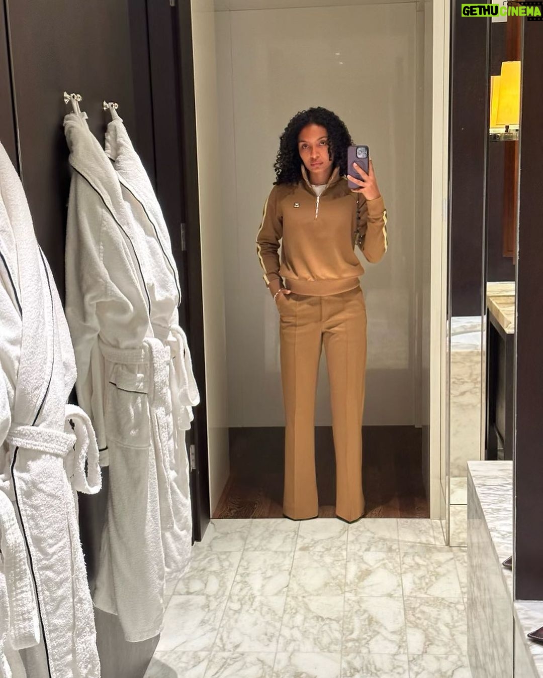Yara Shahidi Instagram - London x Rosewood owes me nothing! A wonderful time with filled with friends, new experiences, fashun and food….of course! Rosewood London