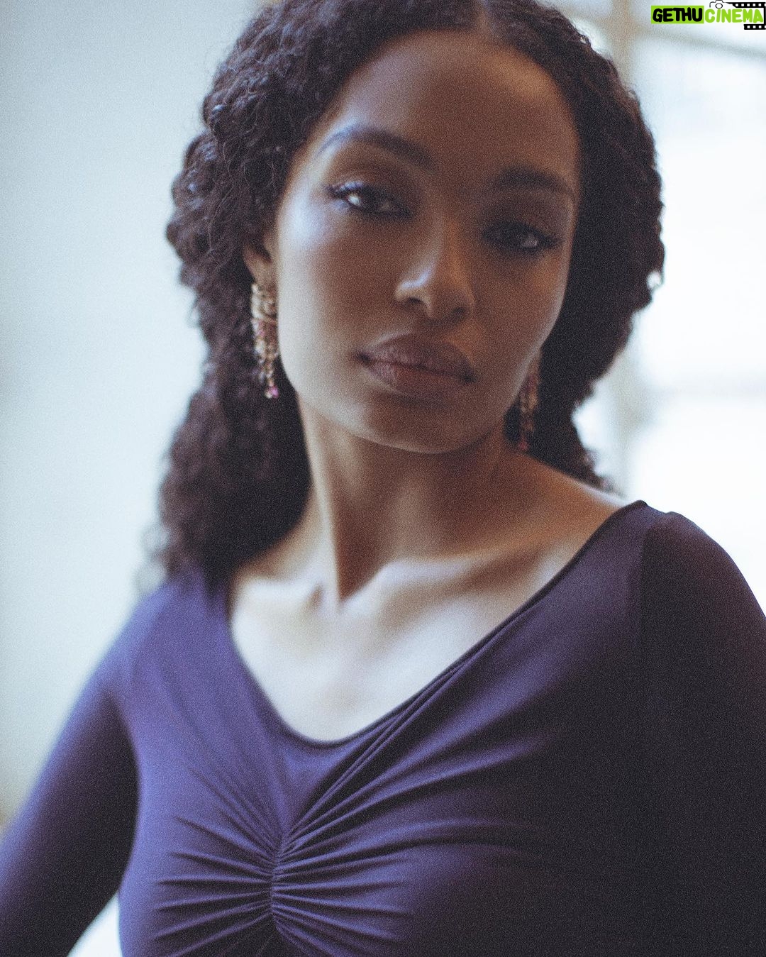 Yara Shahidi Instagram - Vogue World; one night in London | Thank you vogue, Ms. wintour, and @edward_enninful 🌹🌹 Face Luv @nikki_makeup Hair Luv @therealritabee Fit Luv @jasonbolden x @victoriabeckham 📸: @nas_abraham #vogueworld #victoriabeckham