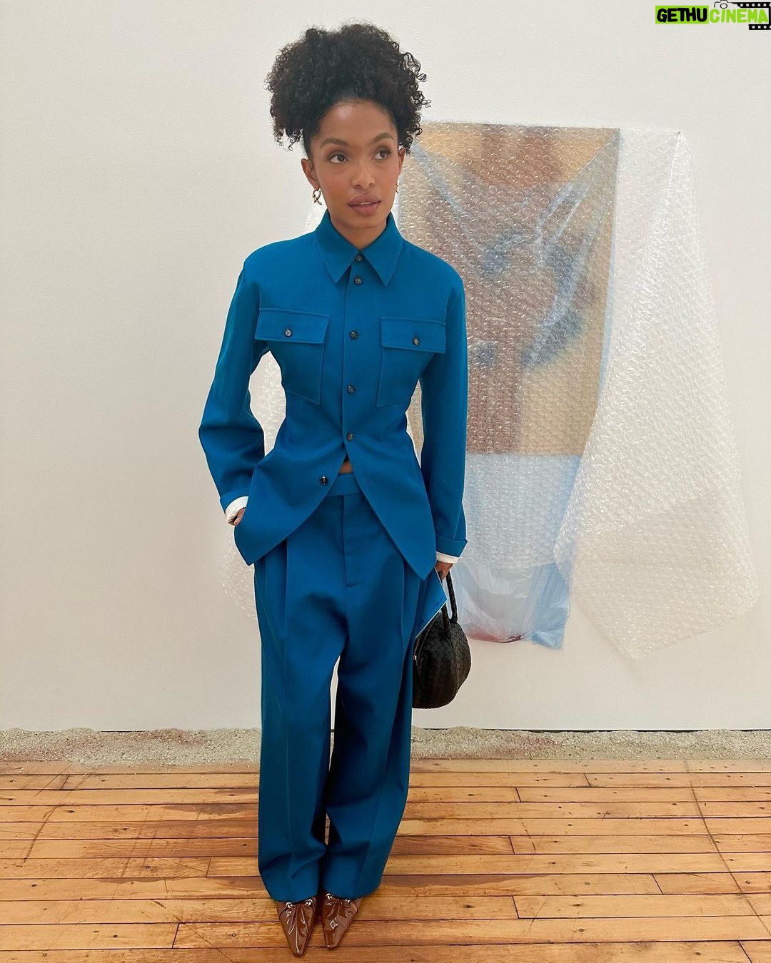 Yara Shahidi Instagram - Saturdays are for art X exploration 🌟Much love to @matthieu_blazy and Bottega for surrounding us with art and a beautiful drive out of the city to celebrate creativity and experience the beauty of @diabeacon