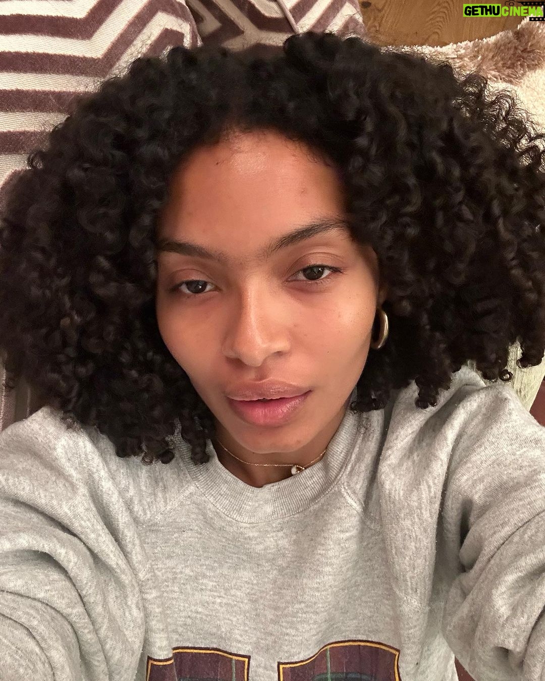 Yara Shahidi Instagram - camera roll kisses 🫶🏽
