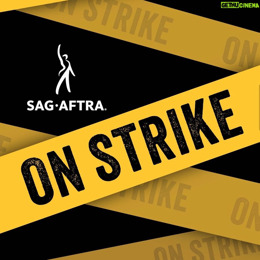 Yara Shahidi Instagram - PROTEST IS A FORM OF OPTIMISM ⚡️ I stand alongside my peers in SAG who hold a deep belief that more equitable solutions must be created to continue on ⚡️ #SAGonStrike @sagaftra // thank you @doseofsociety for such a thought provoking convo //