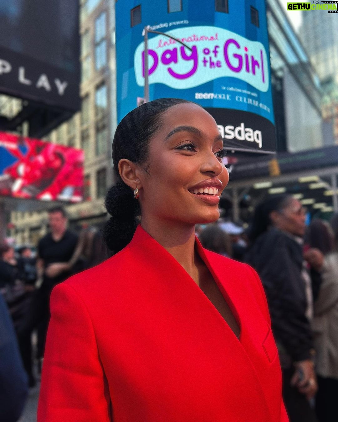 Yara Shahidi Instagram - This past Wednesday I had the honor of joining @culturehousemedia and @teenvogue for an unforgettable opening bell ceremony honoring women and girls globally for #internationaldayofthegirl. Let the rights and futures of girls everywhere RINGπ«ππ #nasdaq