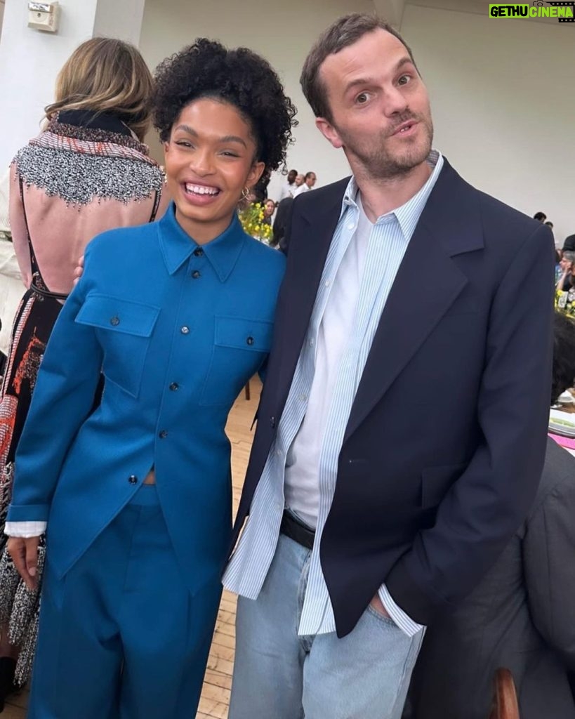 Yara Shahidi Instagram - Saturdays are for art X exploration 🌟Much love to @matthieu_blazy and Bottega for surrounding us with art and a beautiful drive out of the city to celebrate creativity and experience the beauty of @diabeacon