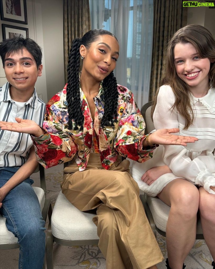 Yara Shahidi Instagram - How it started VS how it’s going ✨🧚🏽‍♂️ Can you believe we met for the first time … last week ?! It’s been a dream playing Tink to their incredible Peter Pan and Wendy 💚 @disneypeterpan out TOMORROW #PeterPanandWendy #Tinkerbell
