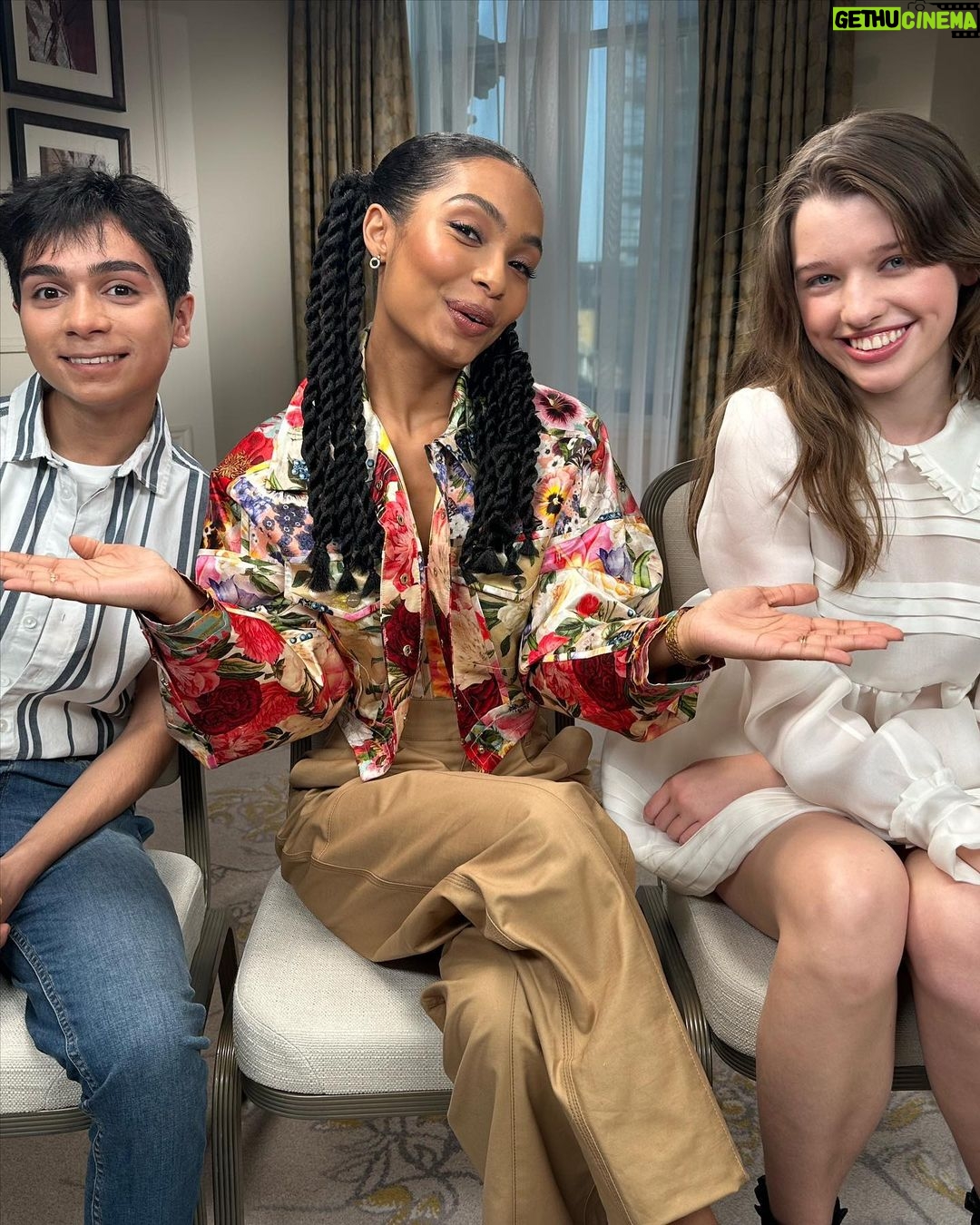 Yara Shahidi Instagram - How it started VS how it’s going ✨🧚🏽♂️ Can you believe we met for the first time … last week ?! It’s been a dream playing Tink to their incredible Peter Pan and Wendy 💚 @disneypeterpan out TOMORROW #PeterPanandWendy #Tinkerbell