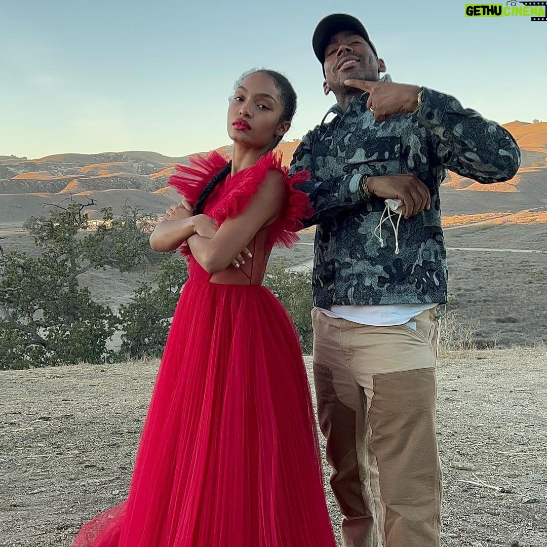 Yara Shahidi Instagram - 🫶🏽 @jasonbolden DAY 🫶🏽 From getting me fitted for school to co-creating our favorite MET look, you have been there for every milestone, every magic moment, and opened the door to so many more.