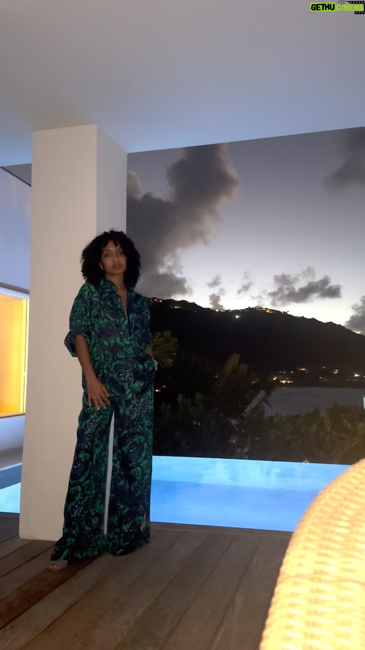 Yara Shahidi Instagram - When @jasonbolden sends me into 23 with style 🥰🌴 you gotta love a @zimmermann • • • • #vacation #nerd 🏝️