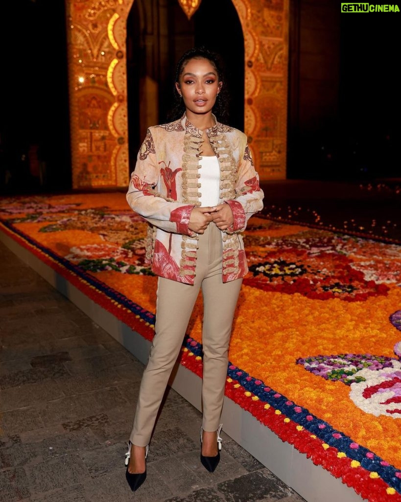 Yara Shahidi Instagram - An ode to CRAFT 🪡🌷 This entire week has been a celebration of art and the artisan behind it• I am so grateful for being welcomed to spend the day at @chanakya.in atelier & school to learn about the incredible heritage and high art and many styles of embroidery. #DiorFall23