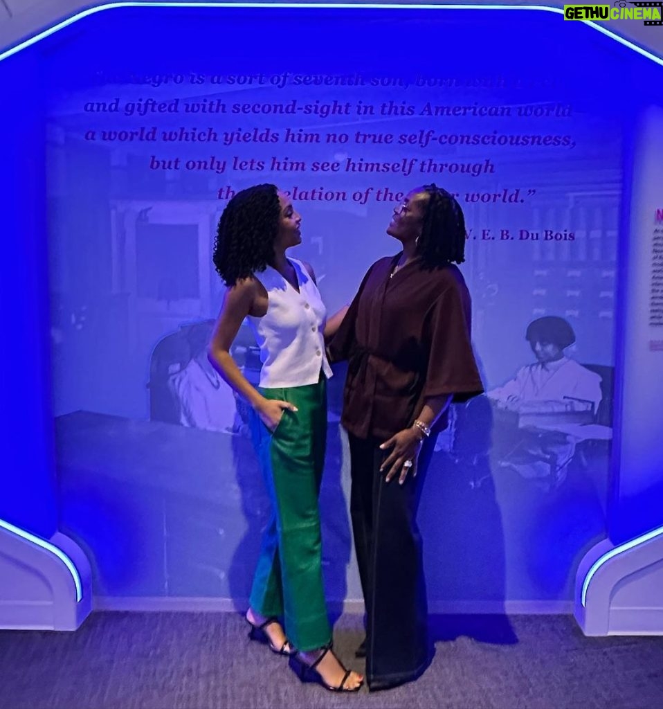 Yara Shahidi Instagram - Night at the museum 🏛️ Honored to be in conversation with @nikolehannahjones to talk about the impact & power of highlighting our collective history in the 1619 project ⭐️ WATCH NOW ON HULU #1619hulu @onyxcollective Smithsonian National Museum of African American History and Culture