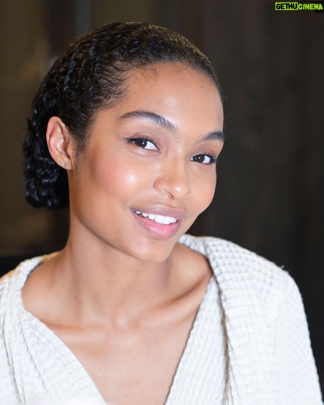 Yara Shahidi Instagram - Ready•set•GO 🤎 • • • • #naacpimageawards Hair @therealritabee Face @emilychengmakeup Style @jasonbolden 📸 @kaibyrd_