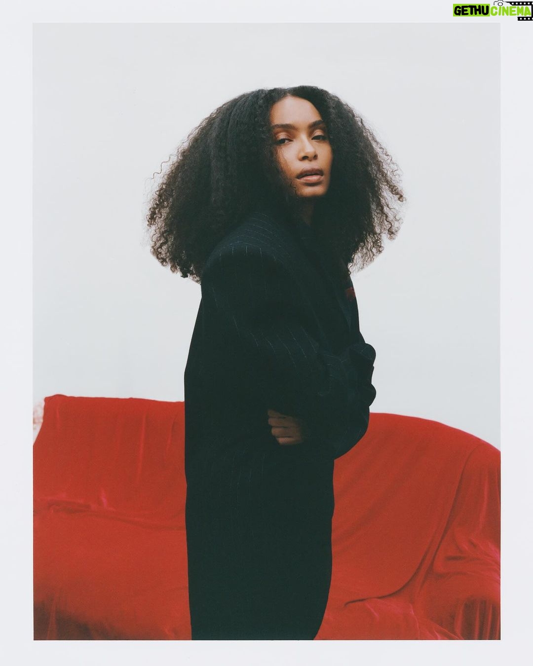 Yara Shahidi Instagram - The essence of art + film is the microcosm. Had the pleasure of chatting with @cultured_mag about my life in front and behind the screen for the Art + Film issue 🎬 EIC: @sarahgharrelson Penned by: @jazzloon Photog: @emannuelsmonsalve Styling: @yashuasimmons Glam: @kilprity Hair: @kensalldorsey1 Mani: @tracy_clemens