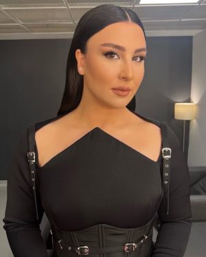 Yasemin Sakallıoğlu Instagram - Hayat herkese kendi kelebeğini versin aşko😂
#pantenealtınkelebeködülleri
Make-up👉 @serhatsenn 
Saç👉 @nesriincann