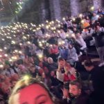 Yasemin Sakallıoğlu Instagram - Tam 3000 kişi dile kolay. Bu havada birlikte güldük. Gurur duyuyorum sizinle gurur gurur gurur❤️ Ayakta izleyenler size de ayrı kurban olayım. Ne diyeceğimi bilemiyorum. Kariyerime mıh gibi çakılmış bir akşamdır bu akşam. Sonsuza kadar beraber gülelim❤️ Ev sabipliği için @polatyagci ‘ya ve tüm ekibe teşekkürü borç bilirim❤️ @bkmonline