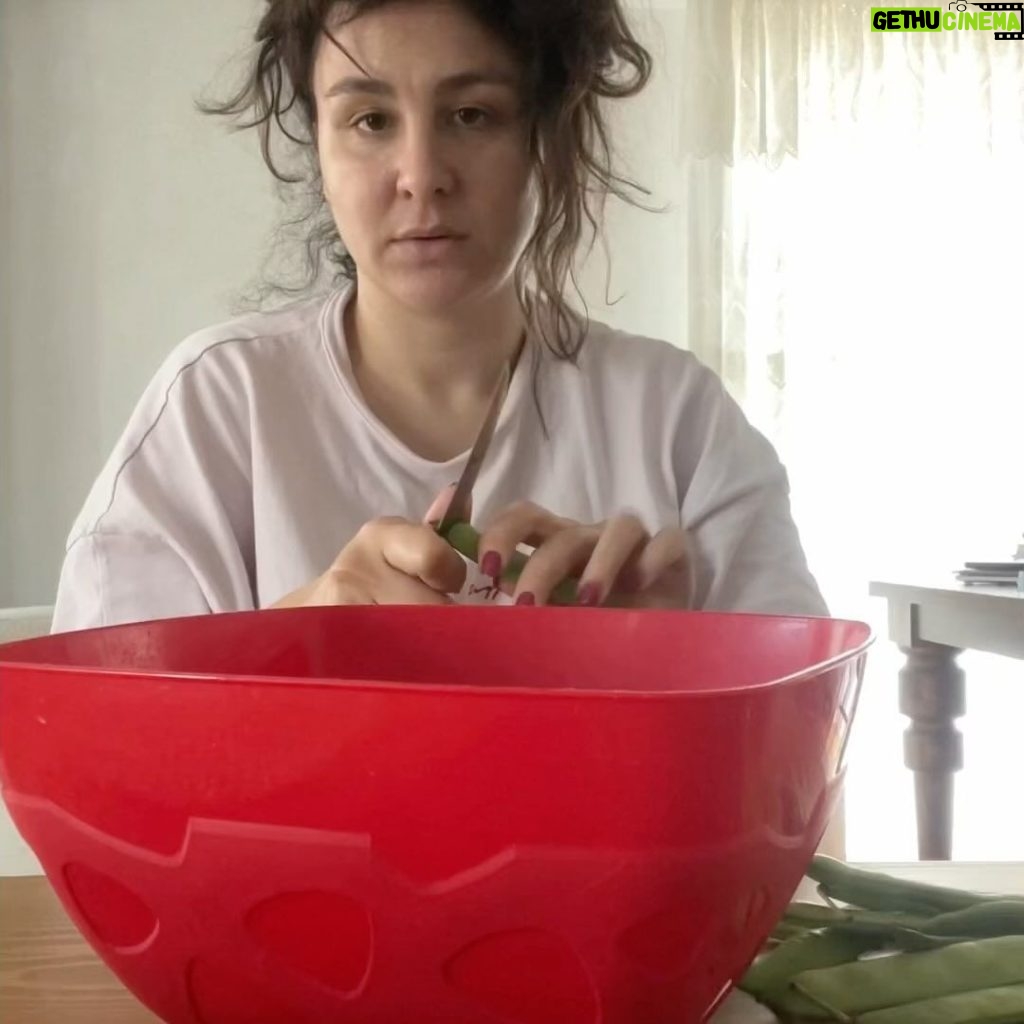 Yasemin Sakallıoğlu Instagram - Bir kadının akşam yemeği öncesi motivasyonu😂