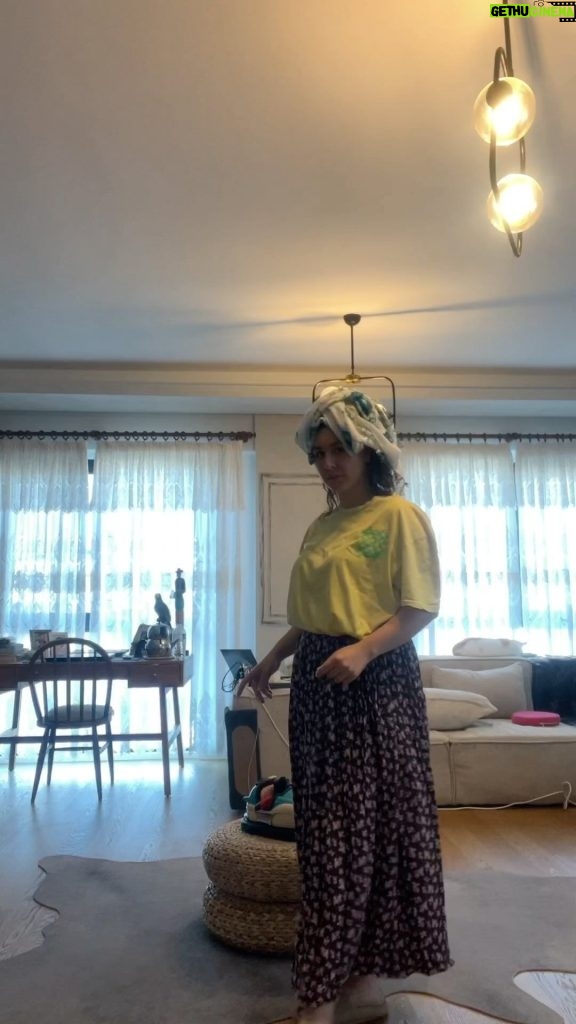Yasemin Sakallıoğlu Instagram - Bir kadının evde tek başına stres atma dansı😂