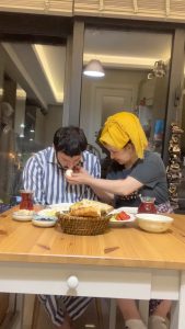 Yasemin Sakallıoğlu Instagram - Ramazan ayını iliklerine kadar yaşayan kadın😂 Hayırlı sahurlar💙
