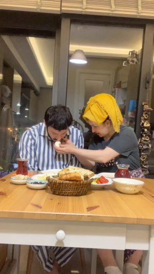 Yasemin Sakallıoğlu Instagram - Ramazan ayını iliklerine kadar yaşayan kadın😂
Hayırlı sahurlar💙