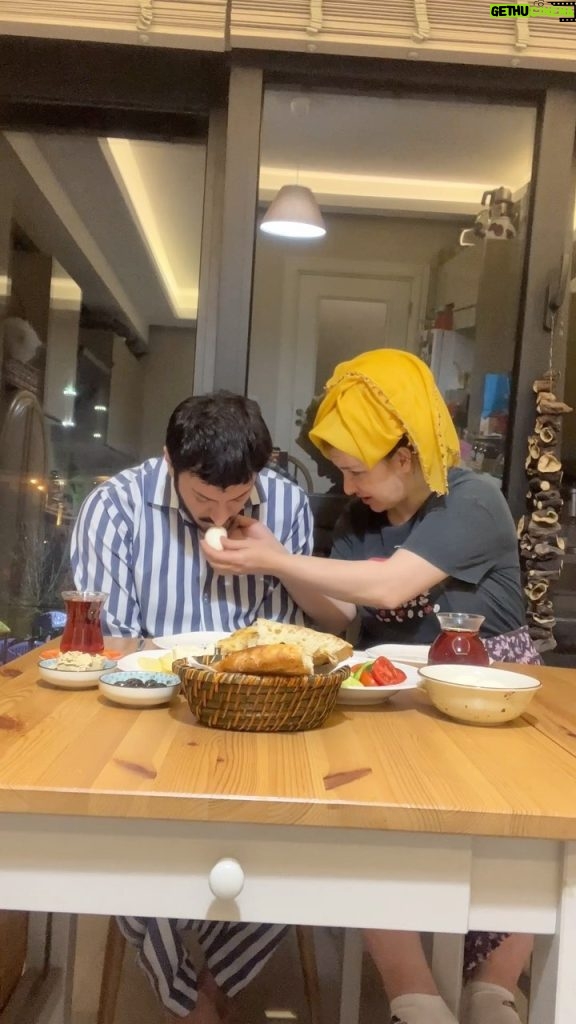 Yasemin Sakallıoğlu Instagram - Ramazan ayını iliklerine kadar yaşayan kadın😂 Hayırlı sahurlar💙