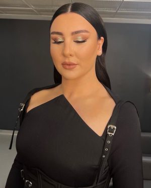 Yasemin Sakallıoğlu Instagram - Hayat herkese kendi kelebeğini versin aşko😂
#pantenealtınkelebeködülleri
Make-up👉 @serhatsenn 
Saç👉 @nesriincann