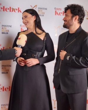 Yasemin Sakallıoğlu Instagram - Hayat herkese kendi kelebeğini versin aşko😂
#pantenealtınkelebeködülleri
Make-up👉 @serhatsenn 
Saç👉 @nesriincann