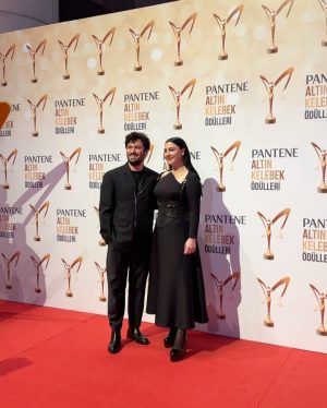 Yasemin Sakallıoğlu Instagram - Hayat herkese kendi kelebeğini versin aşko😂
#pantenealtınkelebeködülleri
Make-up👉 @serhatsenn 
Saç👉 @nesriincann
