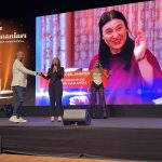 Yasemin Sakallıoğlu Instagram – Yılın Mimar Sinan’ı ödülü❤️
Aklına geldiğim herkese minnettarım. O tatlı Z kuşakları hepinizi kucakladım sayın❤️ Ben yine ciddi konuşamadım ama olsun be hayat bahçeleri😂❤️