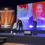 Yasemin Sakallıoğlu Instagram – Yılın Mimar Sinan’ı ödülü❤️
Aklına geldiğim herkese minnettarım. O tatlı Z kuşakları hepinizi kucakladım sayın❤️ Ben yine ciddi konuşamadım ama olsun be hayat bahçeleri😂❤️