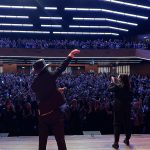 Yasemin Sakallıoğlu Instagram – Son fotoğrafa bakıp Amsterdam yolculuğumuzun özetini görebilirsiniz💗
İlk yarıyı ağlarken akan makyajımla oynamışım. Bir komedyen gösterisinin başında ağlar mı? Ağlarmış. Sizin gibi seyirci mutluluktan ağlatırmış. Ben de sayenizde öğrenmiş oldum. Daha neler öğreneceğiz birbirimizden kim bilir. Bu daha başlangıç. Her nerede seyircim varsa dijitalde, salonda, kitap okuyanıyla , bana dua edeniyle hepinizle bir yerlerde kavuşmak nasip olsun💗