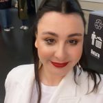 Yasemin Sakallıoğlu Instagram - Son fotoğrafa bakıp Amsterdam yolculuğumuzun özetini görebilirsiniz💗 İlk yarıyı ağlarken akan makyajımla oynamışım. Bir komedyen gösterisinin başında ağlar mı? Ağlarmış. Sizin gibi seyirci mutluluktan ağlatırmış. Ben de sayenizde öğrenmiş oldum. Daha neler öğreneceğiz birbirimizden kim bilir. Bu daha başlangıç. Her nerede seyircim varsa dijitalde, salonda, kitap okuyanıyla , bana dua edeniyle hepinizle bir yerlerde kavuşmak nasip olsun💗
