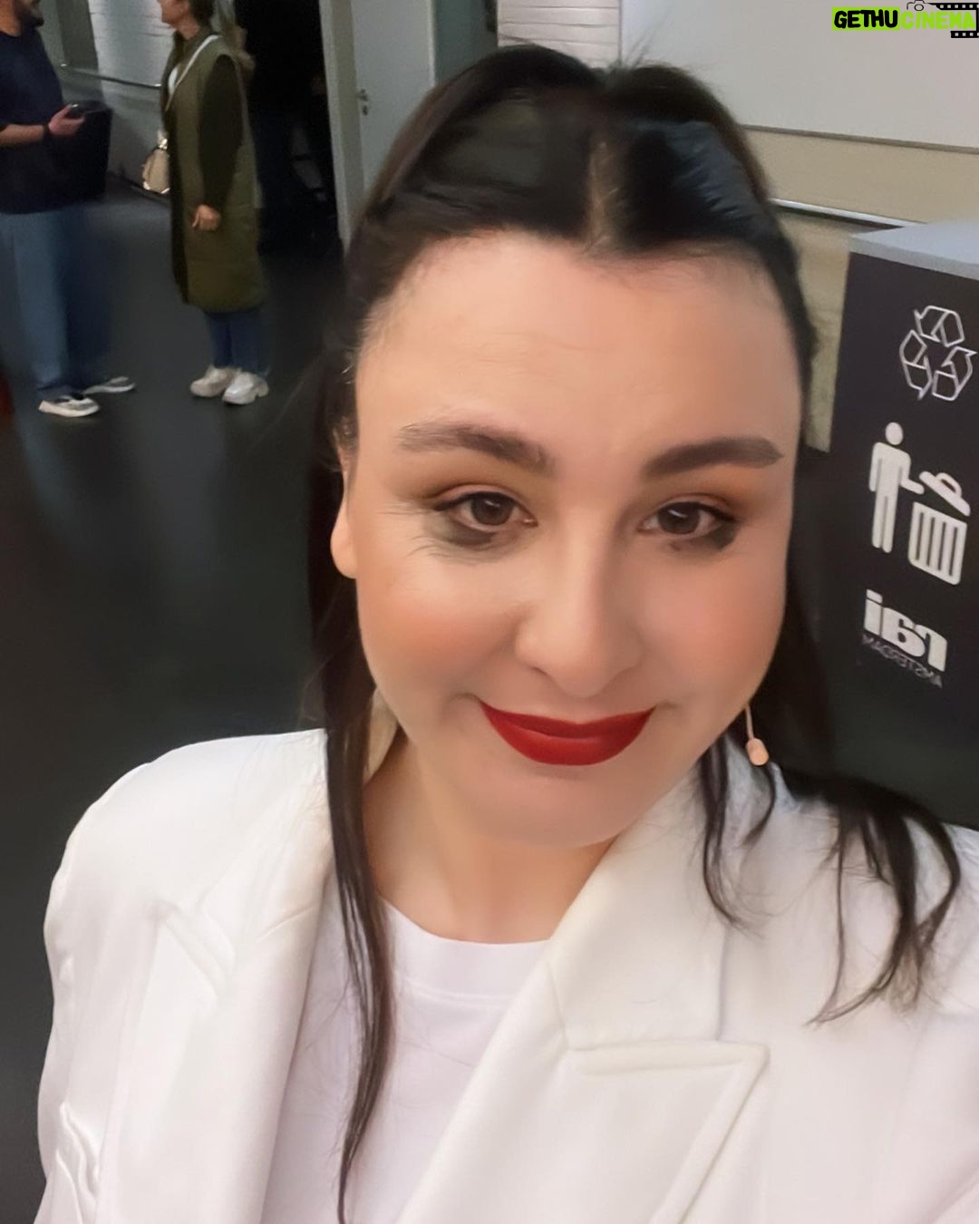 Yasemin Sakallıoğlu Instagram - Son fotoğrafa bakıp Amsterdam yolculuğumuzun özetini görebilirsiniz💗 İlk yarıyı ağlarken akan makyajımla oynamışım. Bir komedyen gösterisinin başında ağlar mı? Ağlarmış. Sizin gibi seyirci mutluluktan ağlatırmış. Ben de sayenizde öğrenmiş oldum. Daha neler öğreneceğiz birbirimizden kim bilir. Bu daha başlangıç. Her nerede seyircim varsa dijitalde, salonda, kitap okuyanıyla , bana dua edeniyle hepinizle bir yerlerde kavuşmak nasip olsun💗