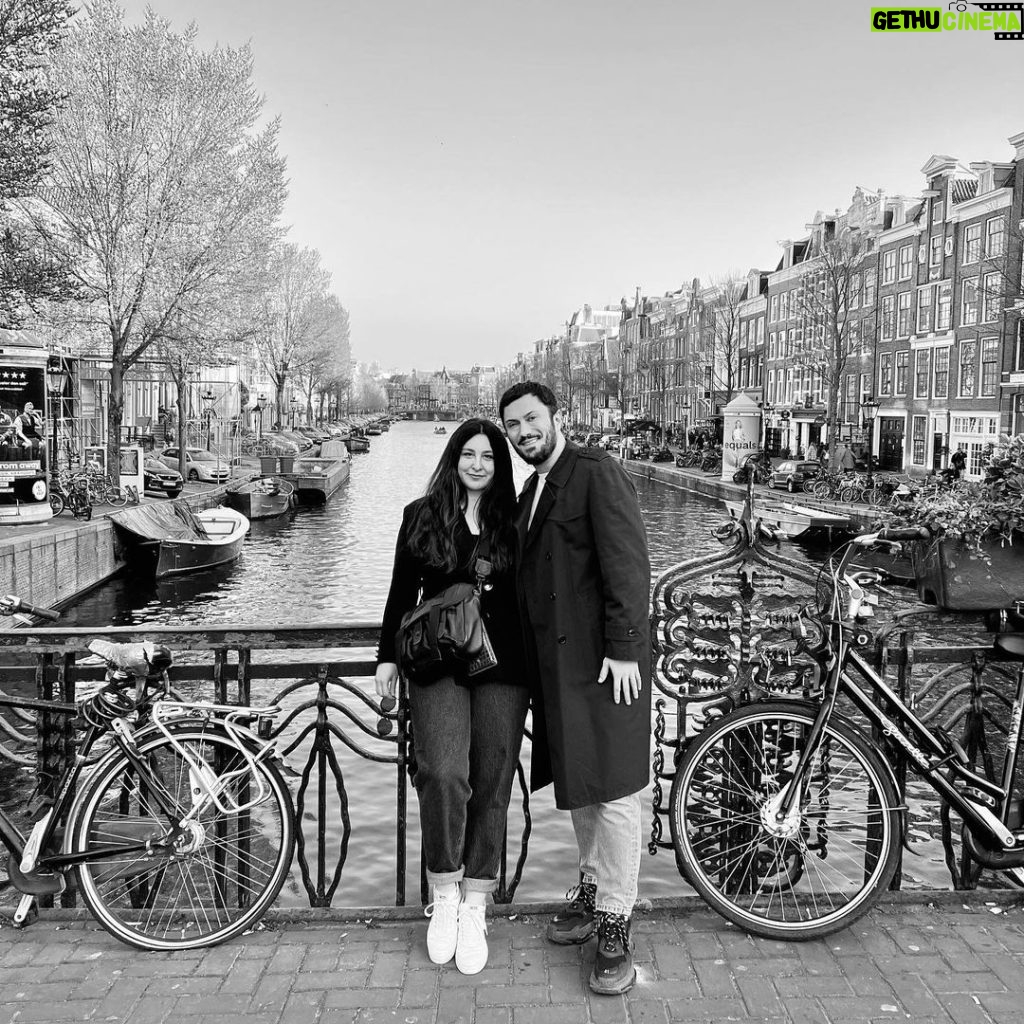 Yasemin Sakallıoğlu Instagram - Bazen yolda yürürken sadece ikimizin bilip güldüğü saçma şakalarımızı yapıyoruz. İşte sevgi tam da böyle bir şey benim için💗 Amsterdam