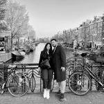 Yasemin Sakallıoğlu Instagram - Bazen yolda yürürken sadece ikimizin bilip güldüğü saçma şakalarımızı yapıyoruz. İşte sevgi tam da böyle bir şey benim için💗 Amsterdam