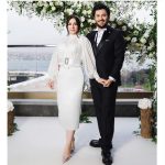 Yasemin Sakallıoğlu Instagram - Biz evleneli tam 1 yıl oldu💗 Kimse göründüğünden ibaret değildir. Bendeki tüm benden öte ve benden ziyadeleri tanıyıp sevdiğin, kendinde de ne kadar sen varsa tanıştırıp, sevdirdiğin için teşekkürü borç bilirim😂💗