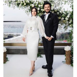 Yasemin Sakallıoğlu Instagram - Biz evleneli tam 1 yıl oldu💗
Kimse göründüğünden ibaret değildir. Bendeki tüm benden öte ve benden ziyadeleri tanıyıp sevdiğin, kendinde de ne kadar sen varsa tanıştırıp, sevdirdiğin için teşekkürü borç bilirim😂💗